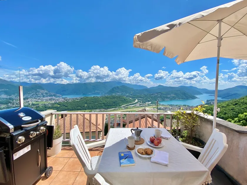 House with panoramic terrace overlooking Lugano - Image 1