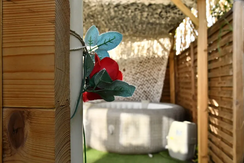 Cozy chalet for romantics with spa, enclosed garden - Image 1