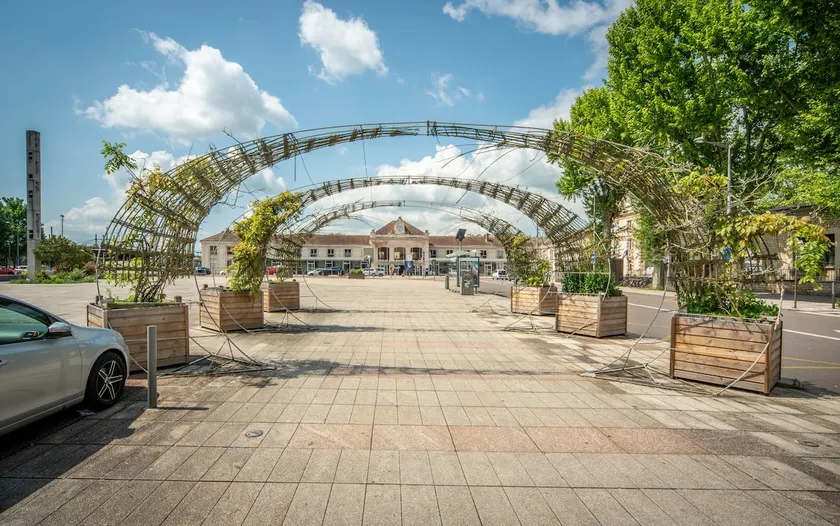”Hyper Centre Train Station – 4 beds – sleeps 6” - Image 1