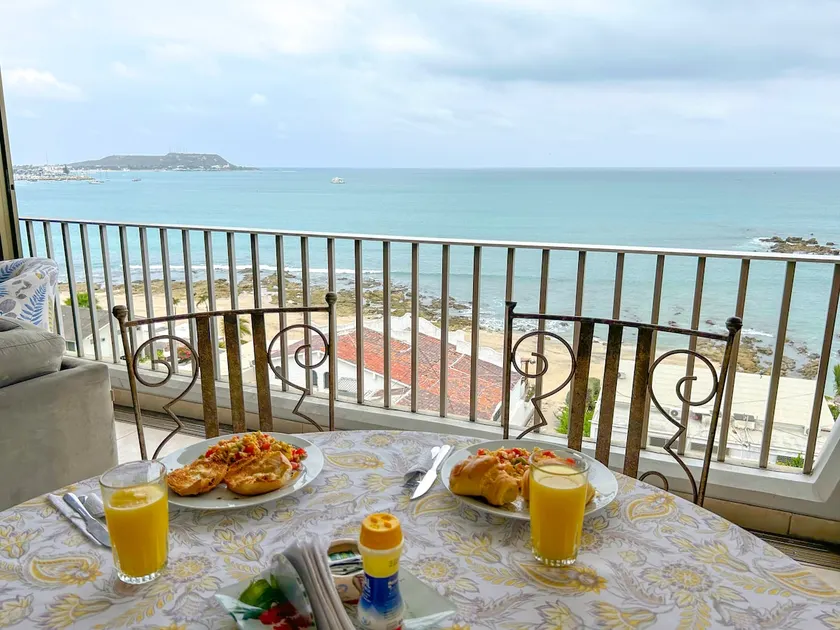 Spacious apartment right on the water in Salinas - Image 1