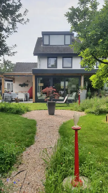 Luxury detached house, large garden, pool and sauna - Image 1