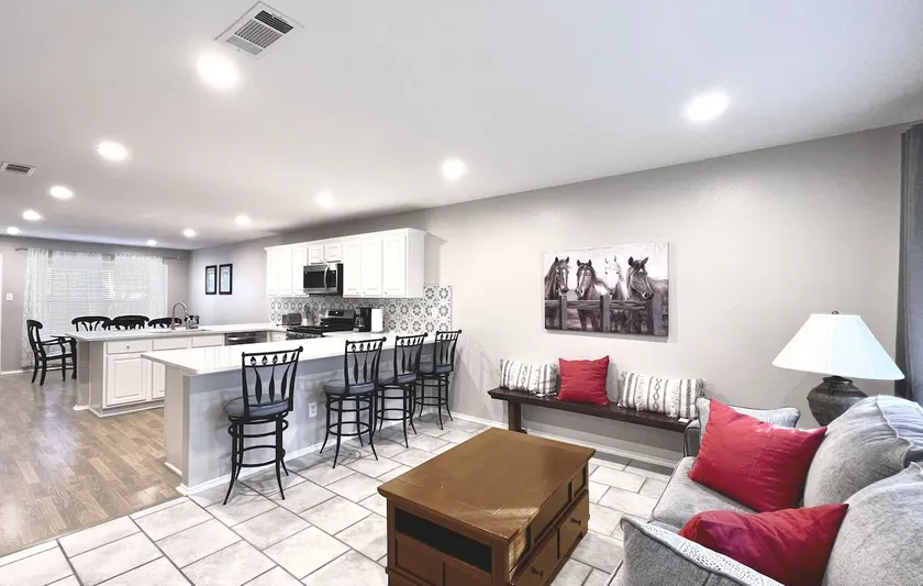 Spacious Living, BBQ, Minutes to DFW Airport, Sleep 16 - Image 1