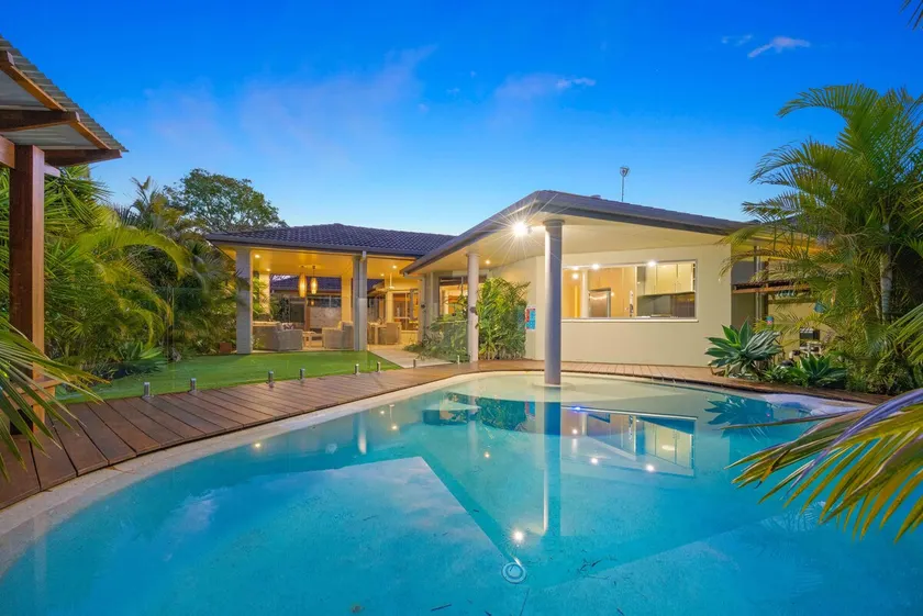 Riverside Breeze - luxury family retreat with pool - Image 1