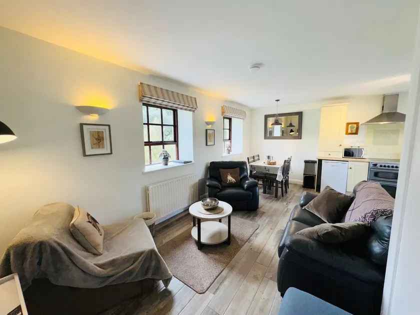Luxury 2 Bed Apt on Country Estate (Pet Friendly) - Image 1