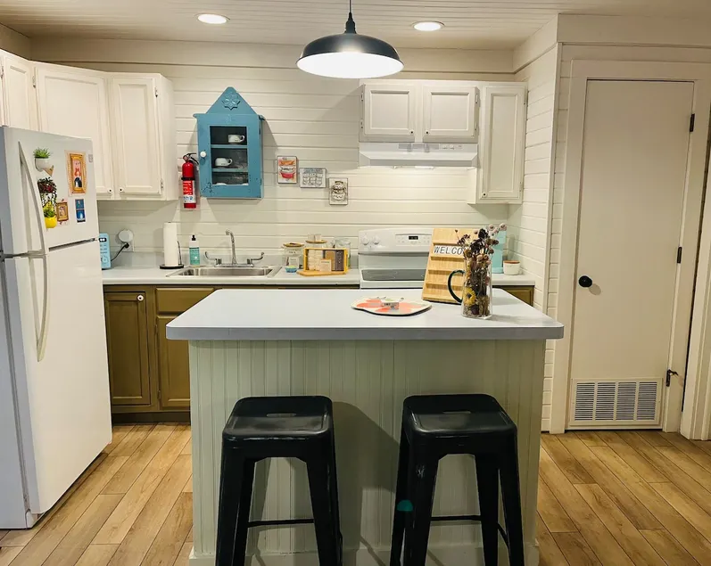 Adorable 1-bedroom guest cottage w/ free parking - Image 1
