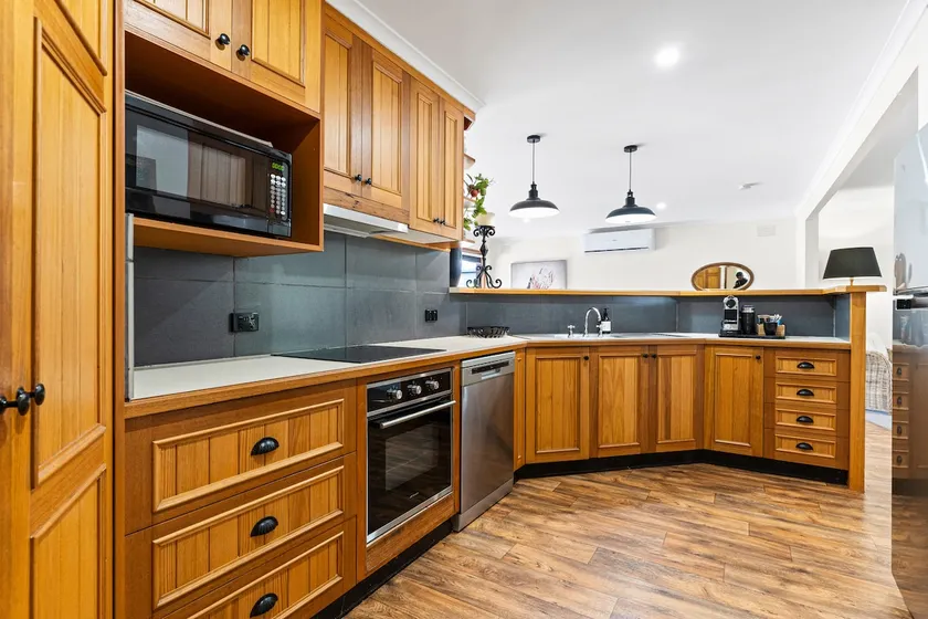 Cosy 3 Bed 2 Bath Oasis in Yarragon Village - Image 1