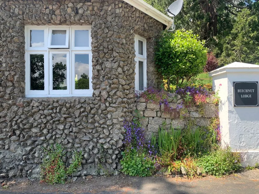 Unusual gatehouse in picturesque Devon village - Image 1