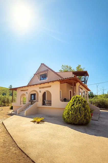 Beautiful villa in the genuine part of Greece - Image 1