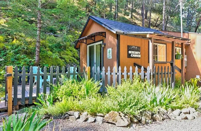Serenity Canyon Cottage >5 min to Jacksonville - Image 1