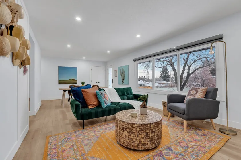 ” Rodeo” Upper Suite in Trendy Killarney - Image 1