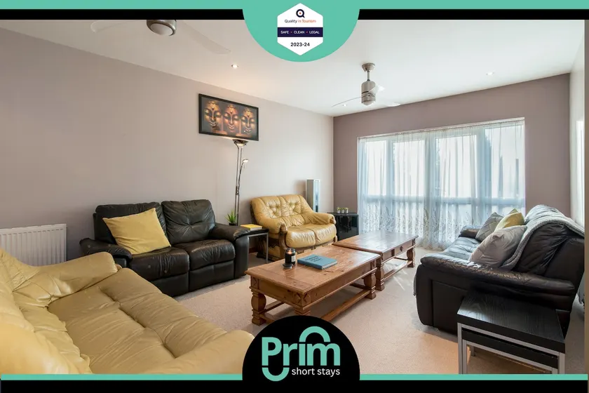Spacious 5bed House Ideal for Fam & Contractors - Image 1