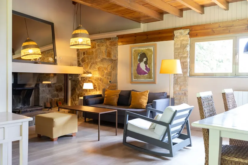Cozy wooden house with fireplace and pool - Image 1