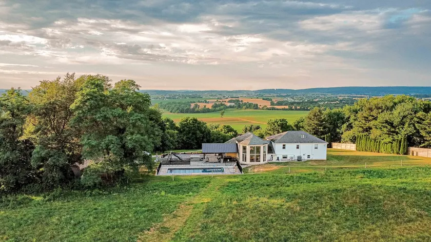 Hilltop Mansion: Farm Views+HotTub+Pool+GameRoom. - Image 1