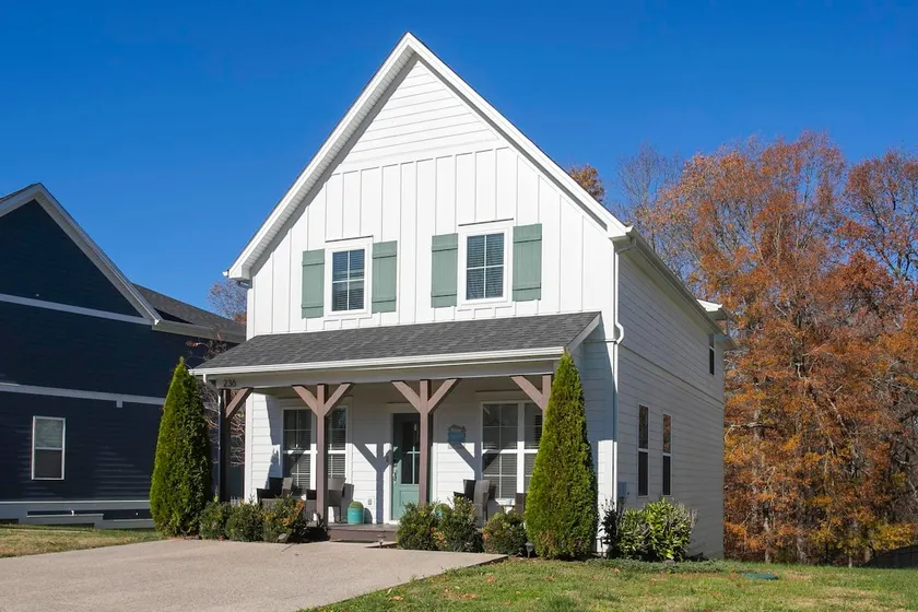 Cottage with 3 King Beds, 3 min to Marina, Fire Pit - Image 1