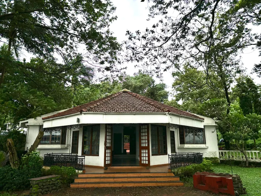 The Farmhouse- Lakefront Villa with a Private Pool - Image 1