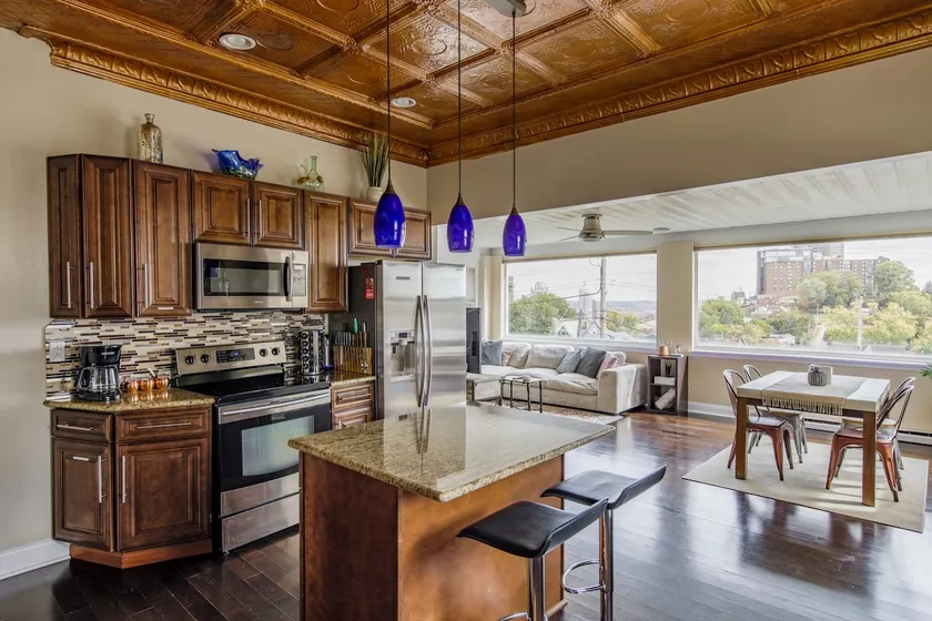 Hilltop Bungalow with city views! - Image 1