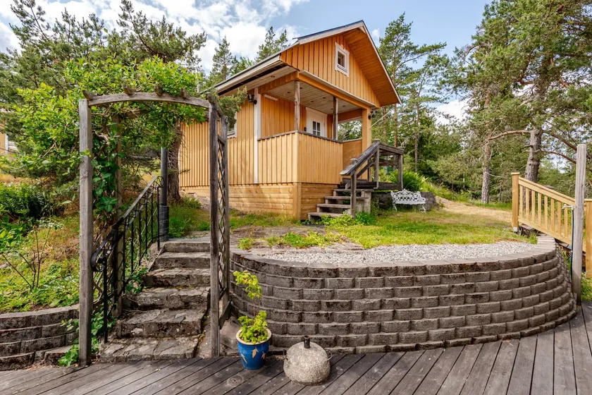 Cozy cottage with sauna at Tyresta close to Stockholm - Image 1