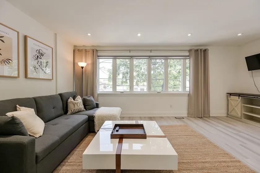 Bright 1-Bedroom Near Lake & Downtown Toronto - Image 1