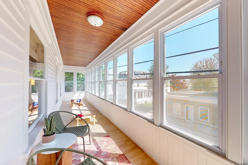 Lookout on Liberty | Renovated | 7 beds + parking - Image 1