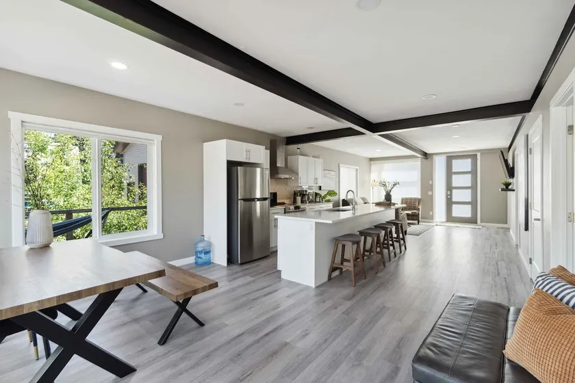 Beautiful Modern house with partial lake view - Image 1