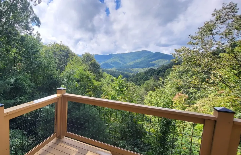 Cozy Mountain Chalet with views, private setting! Near WCU and Castle Ladyhawke  - Image 1