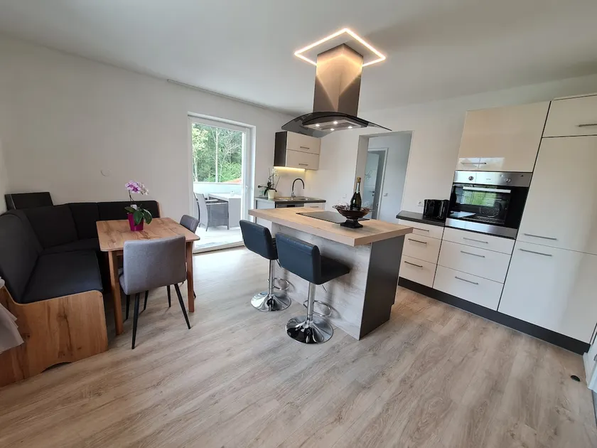 65 m² apartment with terrace & water noises - Image 1