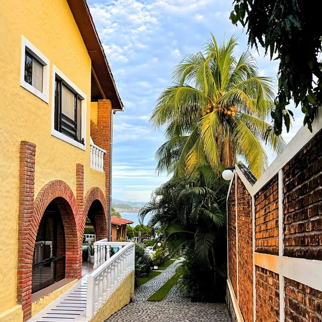 Ocean Front Beach Estate/ -Surfers Paradise- PRESIDENTIAL SUITE - Image 1