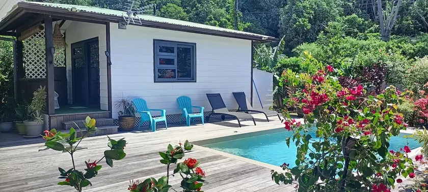 Peaceful haven with pool in a tropical garden - Image 1