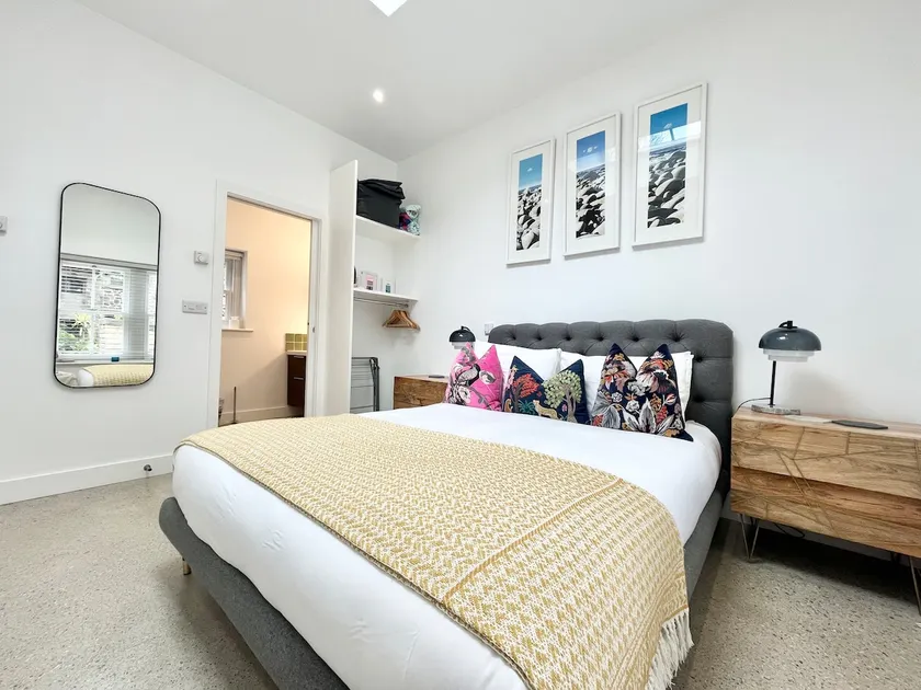 Stunning 1 Bed~ River view~ parking~central - Image 1