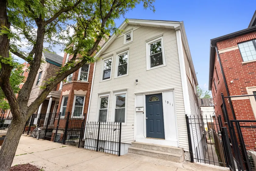 Entire 2BR Apt w/ Parking & 3 Beds - Image 1