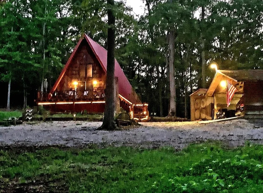 2 acres, 2 king beds, firepit & plenty of parking - Image 1