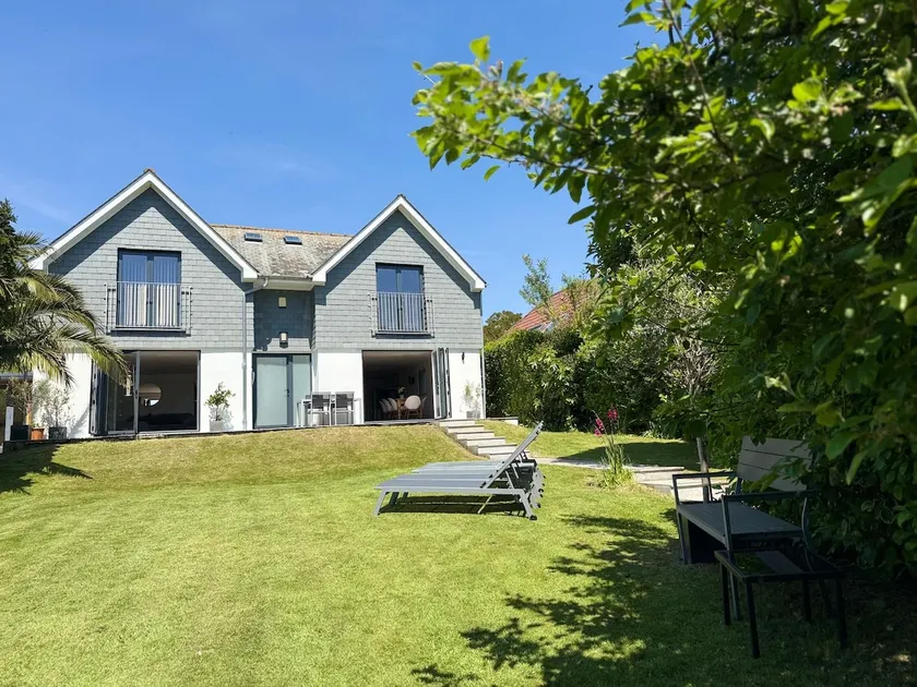 Gylly Beach Falmouth Sleeps 8 only 2 minutes walk to the beach - Image 1