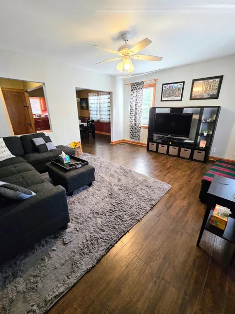 Spacious Oakley Home, Conveniently Located - Image 1