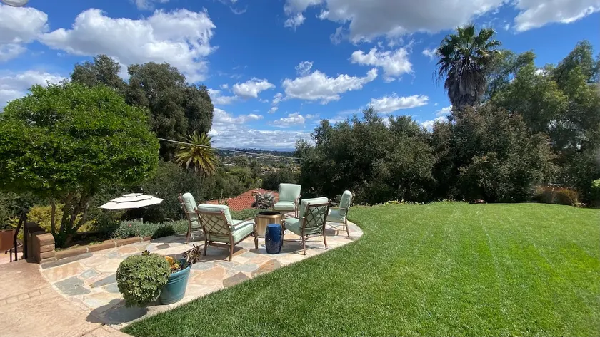 Tranquil country setting w/majestic views - Image 1