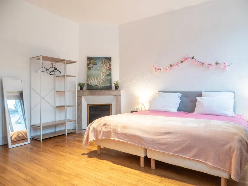 Cozy Comfy 3 Beds 70 m² Central WiFi + Netflix Prime Video - Image 1