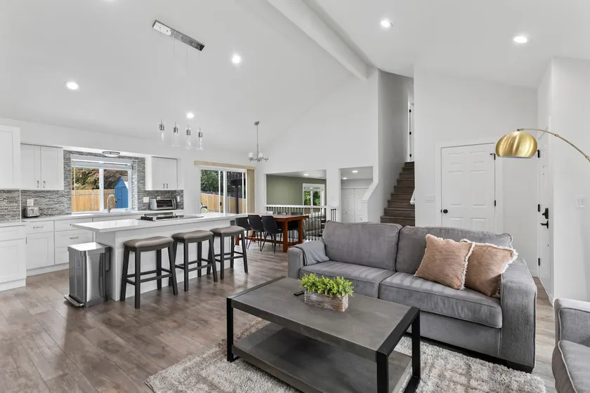 Cheerful 3 bedroom home with ample parking spaces. - Image 1