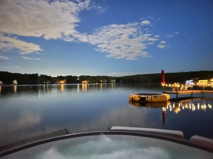 Cozy Lake Cottage: Hot Tub, Gym & Waterfront Views - Image 1
