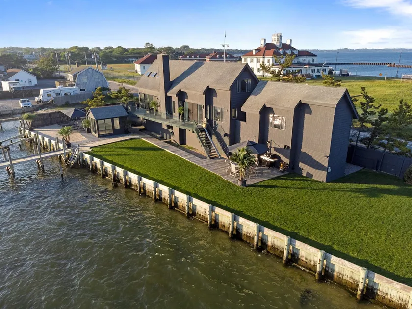 Black Swan- Beachfront Home with Year-Round Jacuzzi - Image 1