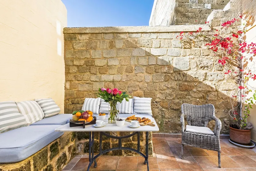 Maison de ville médiévale, jardin-barbecue et terrasse, une connexion Wi-Fi gratuite, tous accessibles à pied - Image 1
