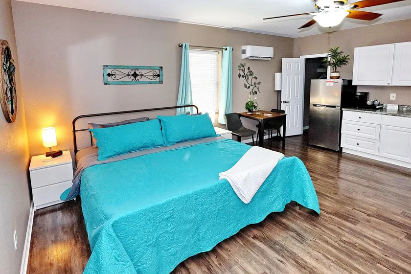 Comfy Studio King bed, Fast Wi-Fi, Hulu, Coffee - Image 1
