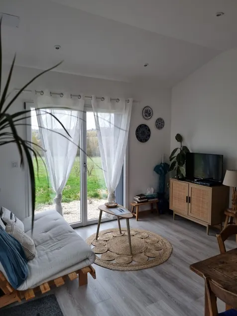 Quiet wooden house - Image 1