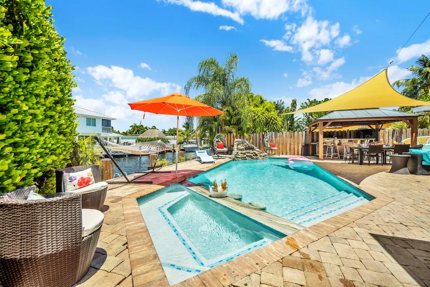 Enjoy Sunny days-PooLSide Swim‑Up Bar on the Canal - Image 1