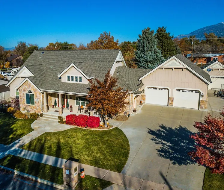 The Homestead | Spacious Retreat for 5–8 Guests - Image 1
