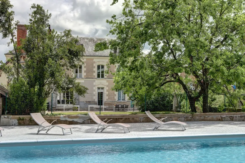 Exceptional estate with swimming pool and reception - Image 1