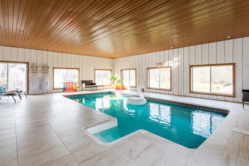 Indoor Heated Pool + Sauna + Creek, Spacious 4Bdrm - Image 1