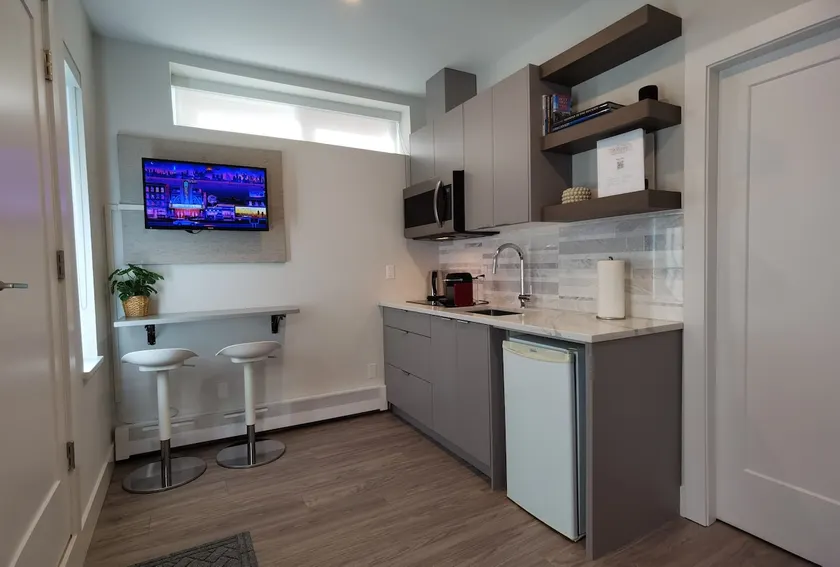 Private Modern Suite - Central Location - Image 1