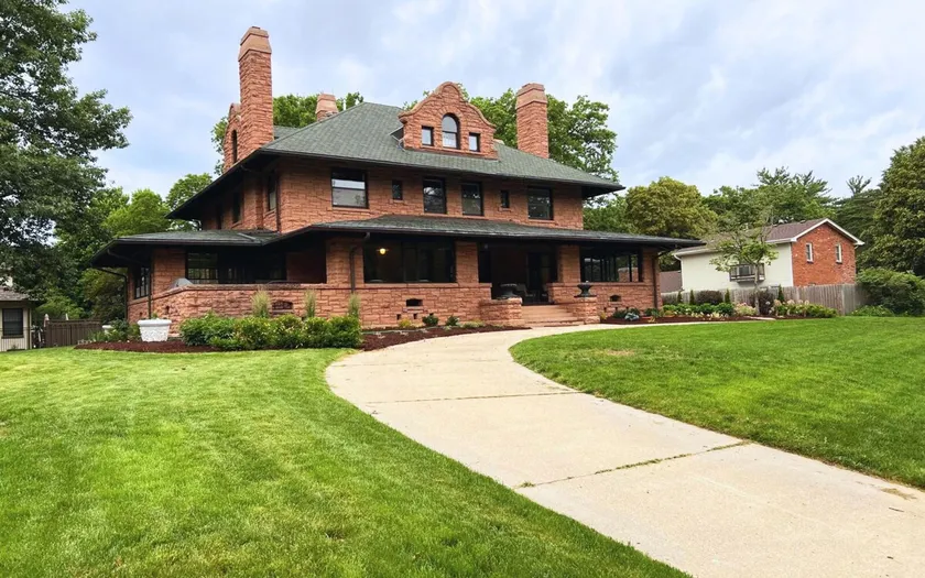 Luxury 9-Bedroom Historic Mansion + Free Breakfast - Image 1