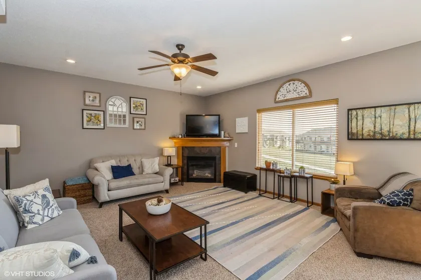 Cheerful 3 bedroom townhouse with fireplace, deck - Image 1