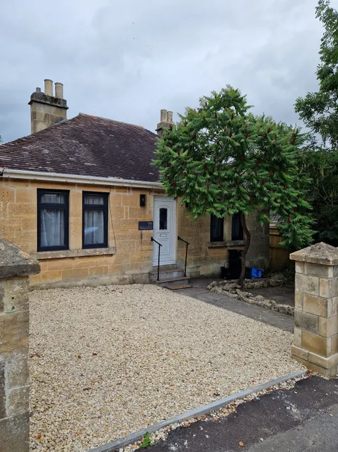 Newly renovated 2-bed bungalow - Image 1