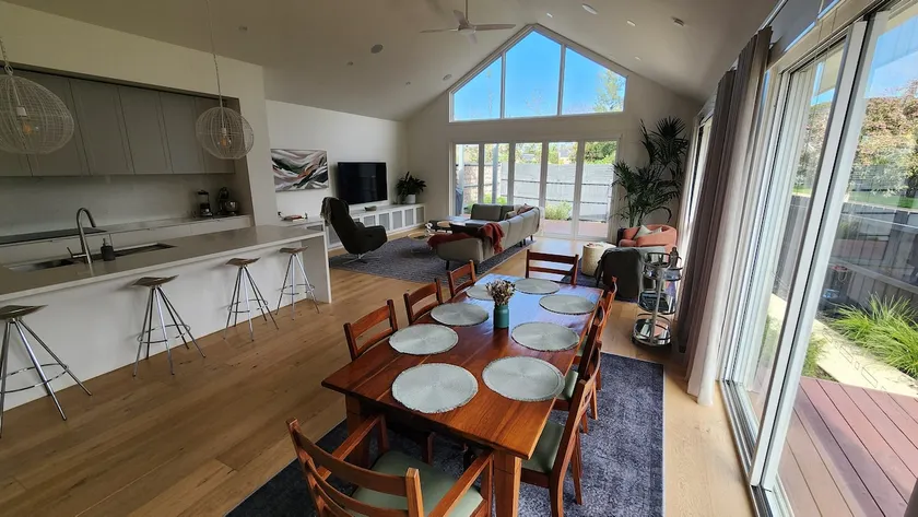 Luxury Coastal Townhouse Mornington - Image 1